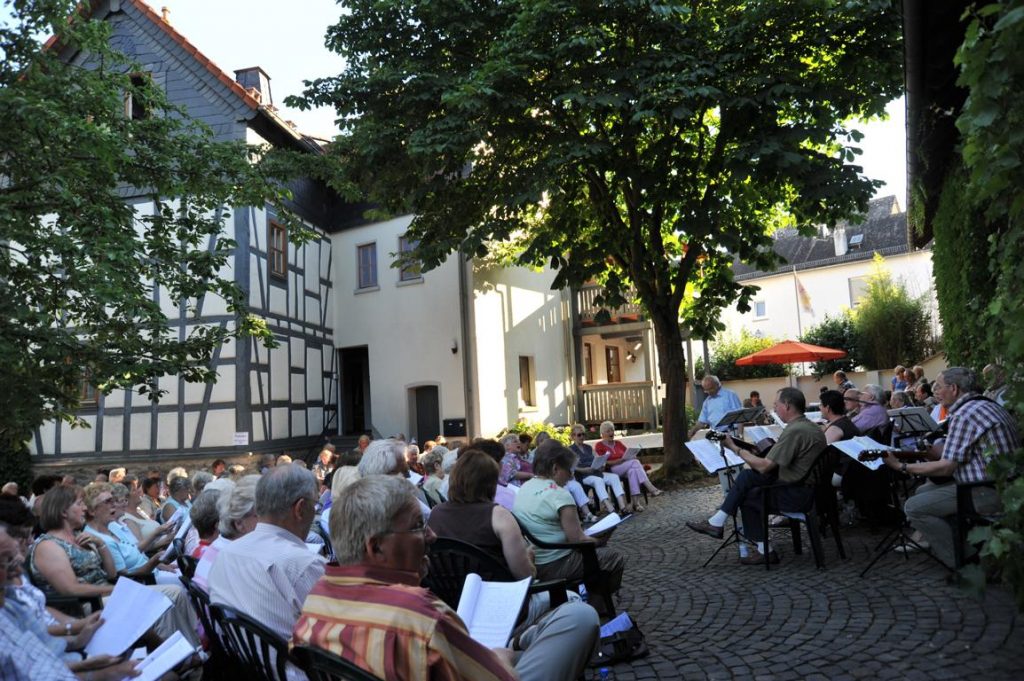 Singen am Erlenbach mit Goti und Evelyna